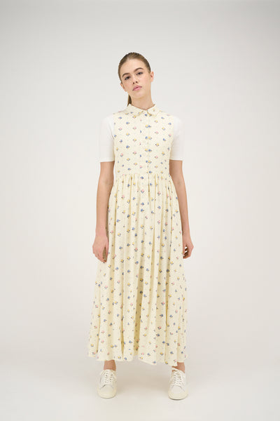 Woman wearing a cream-colored jumper with a subtle pattern on a white background